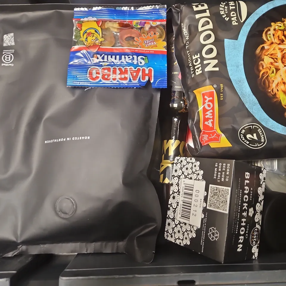 APPROXIMATELY 15 ASSORTED FOOD & DRINK ITEMS TO INCLUDE LINDT LINDOR BAR, ORIGIN STRONGHOLD WHOLE BEANS, AMOY RICE NOODLES, ETC - COLLECTION ONLY