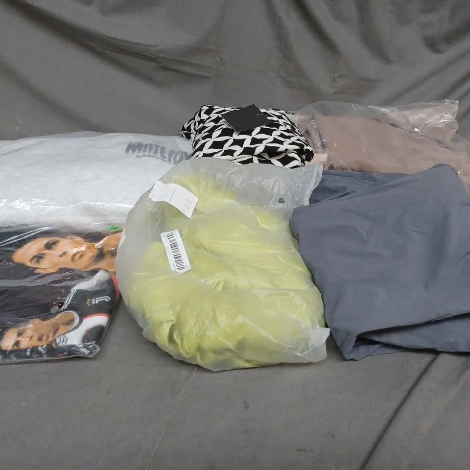 BOX OF ASSORTED CLOTHING ITEMS IN VARIOUS COLOURS, SIZES AND STYLES