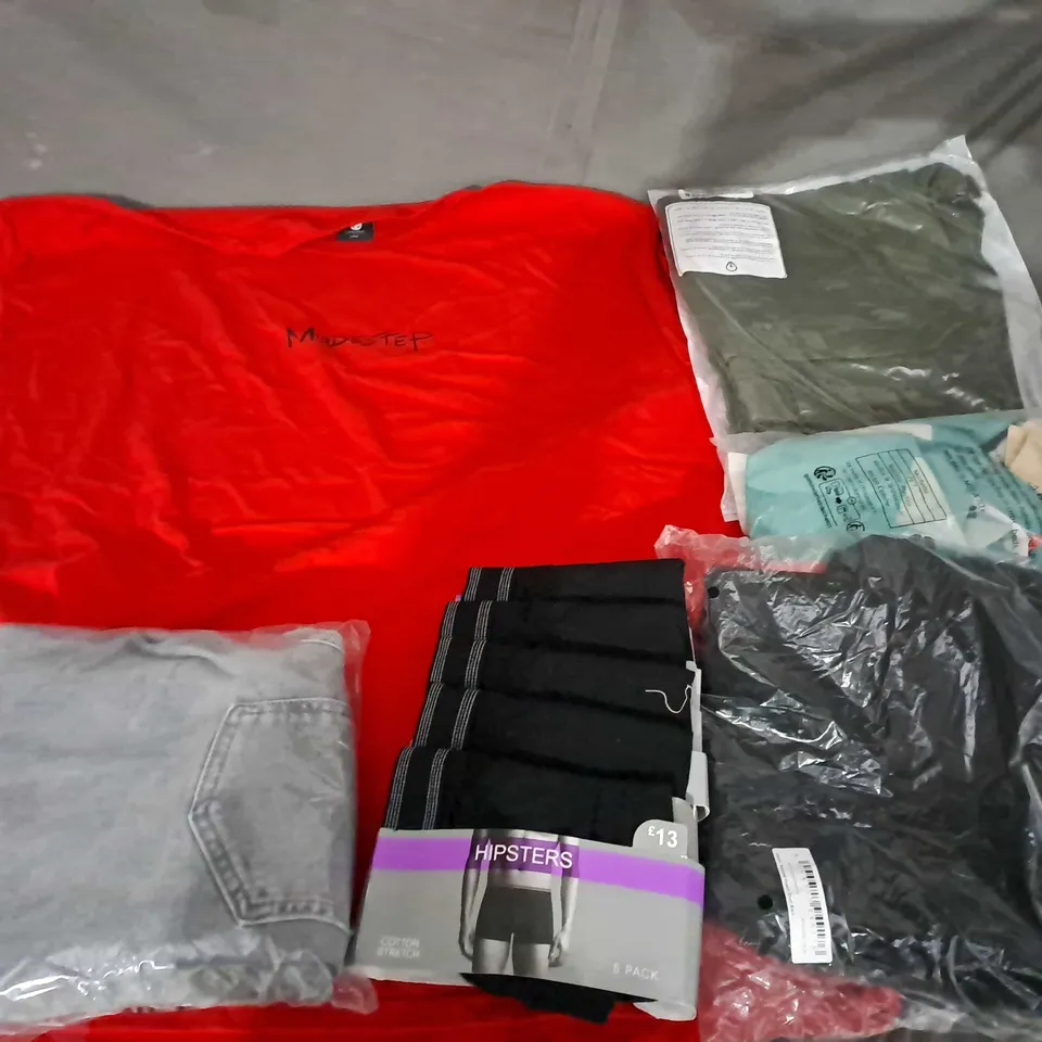 APPROXIMATELY 25 ASSORTED CLOTHING ITEMS IN VARIOUS SIZES TO INCLUDE TOPS, BOXERS, BOXERS, ETC