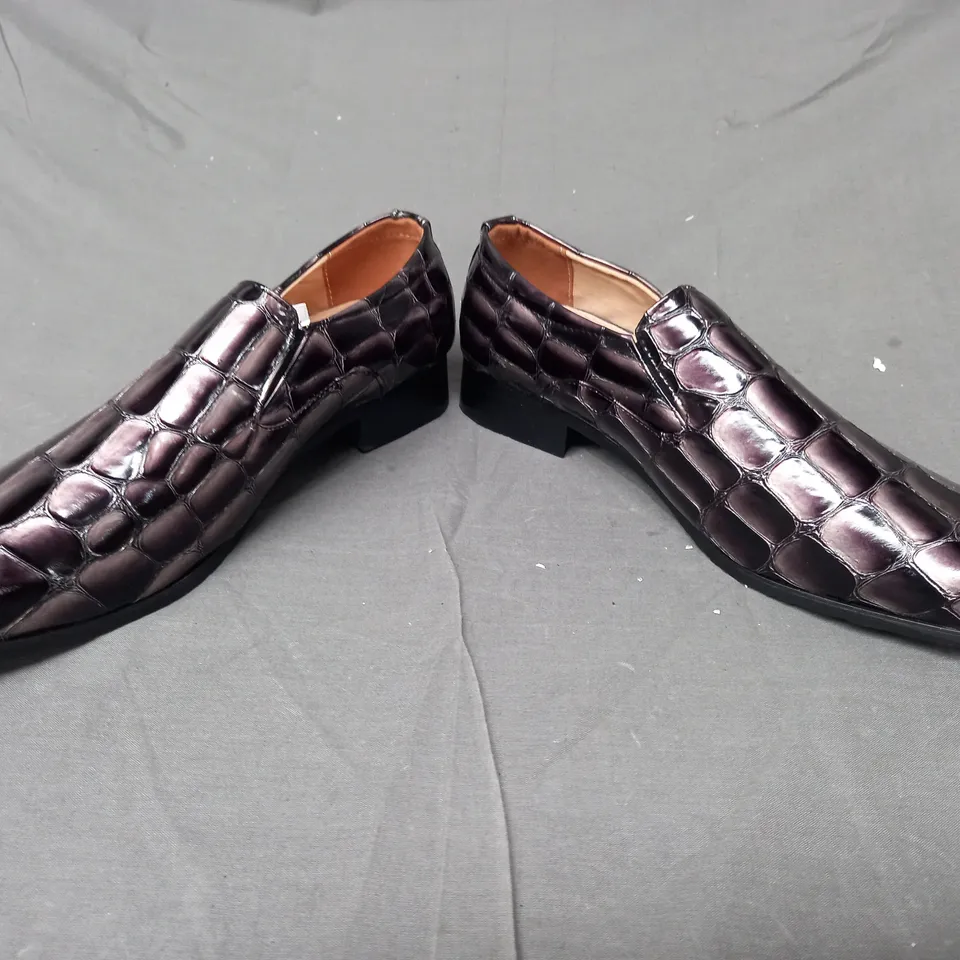 BOX OF APPROXIMATELY 5 PAIRS OF W.S SLIP-ON LOW HEEL SHOES - VARIOUS SIZES