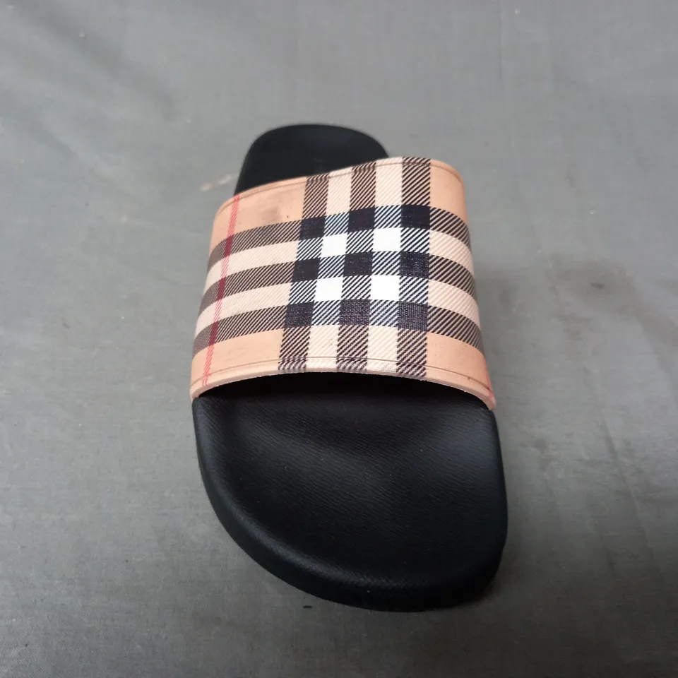 PAIR OF BURBERRY SLIDERS IN CHECK SIZE UNSPECIFIED