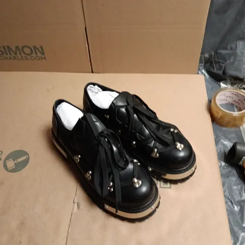 KOI HIDDEN IN SOLITUDE BLACK LEATHER SHOES – UK 9 (KA00488-UK9)