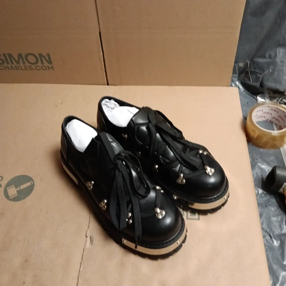 KOI HIDDEN IN SOLITUDE BLACK LEATHER SHOES – UK 9 (KA00488-UK9)