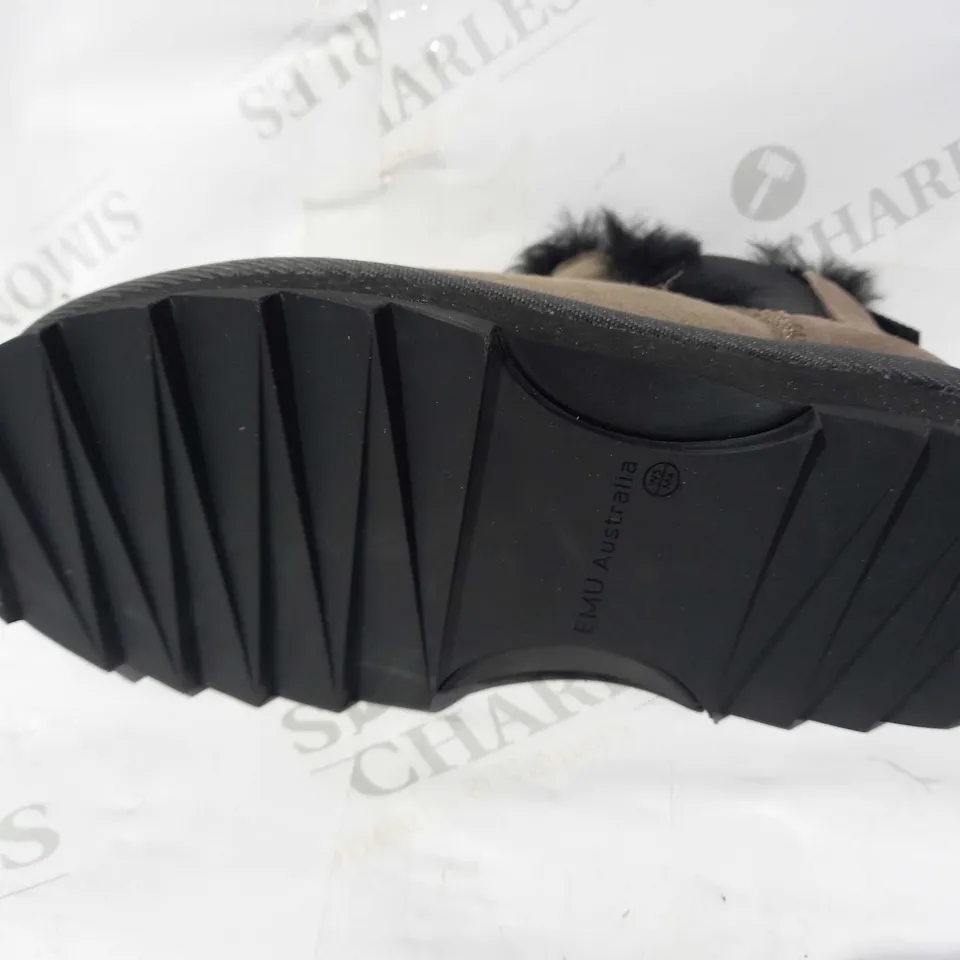 BOXED PAIR OF EMU AUSTRALIA SHARKY BOOTS IN TAN UK SIZE 3