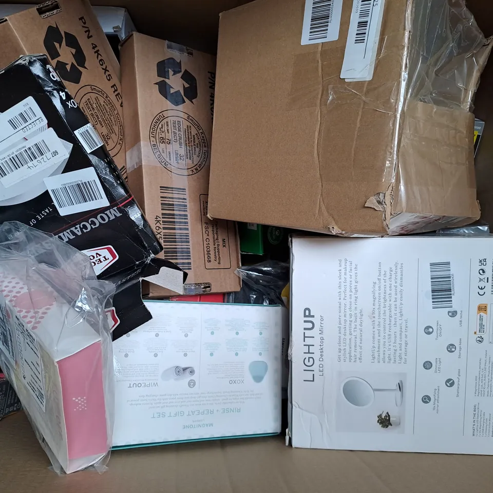 BOX OF APPROXIMATELY 20 ASSORTED ELECTRICAL ITEMS TO INCLUDE BATTERY PACK, WALL MOUNTS FOR SPEAKERS, WIRED GAMING EARBUDS, ETC - COLLECTION ONLY