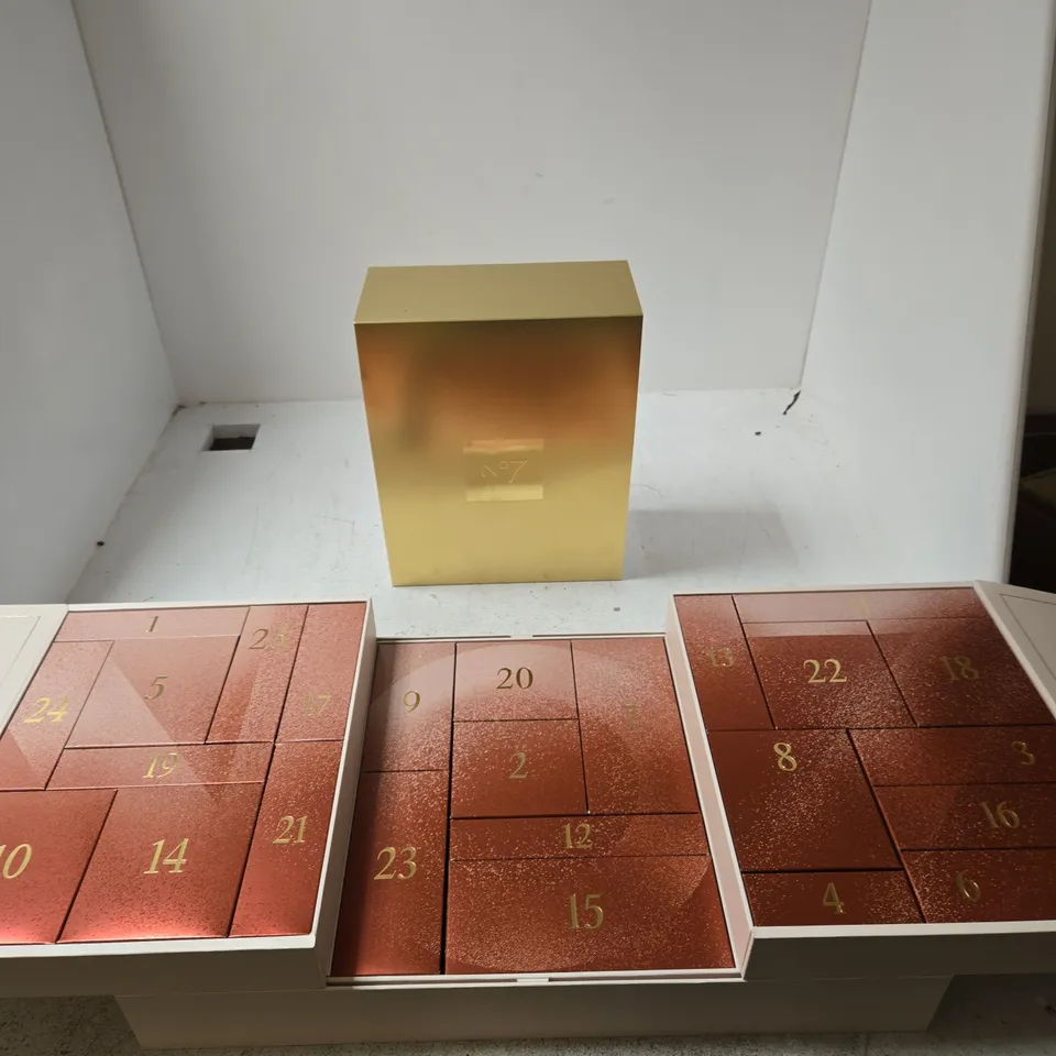 BOOTS NO7 ADVENT CALENDAR – PINK GIFT BOX WITH GOLD FOIL PANEL