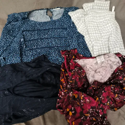 APPROXIMATELY 30 ASSORTED CLOTHING ITEMS IN VARIOUS SIZES, STYLES & COLOURS TO INCLUDE BRANDS SUCH AS KIM & CO, BEN DE LISI, DANNI MINOGUE, ETC - COLLECTION ONLY