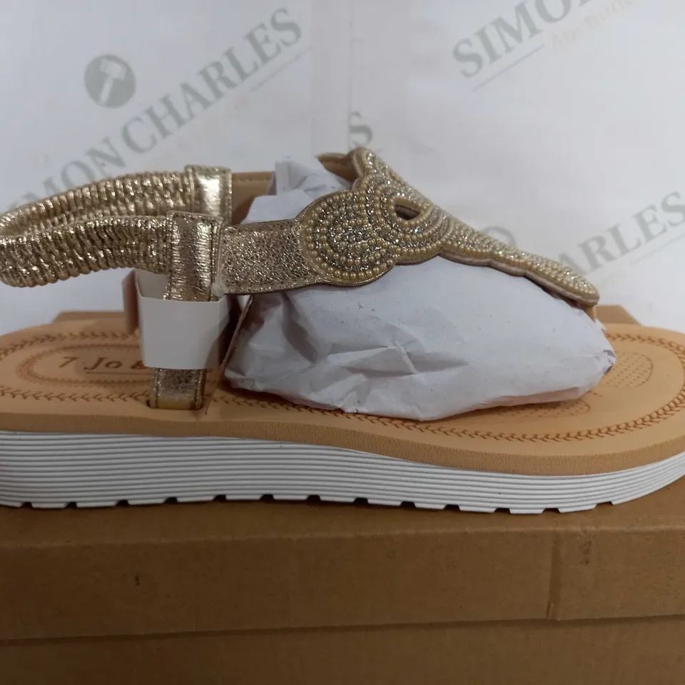 BOXED PAIR OF JO & JOE TANGIER ELASTIC FIT SLIP ON SANDALS IN BROWN/GOLD COLOUR - SIZE 7