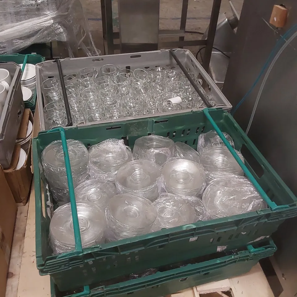 PALLET CONTAINING A VERY LARGE QUANTITY OF GLASS ESPRESSO CUPS AND GLASS SAUCERS