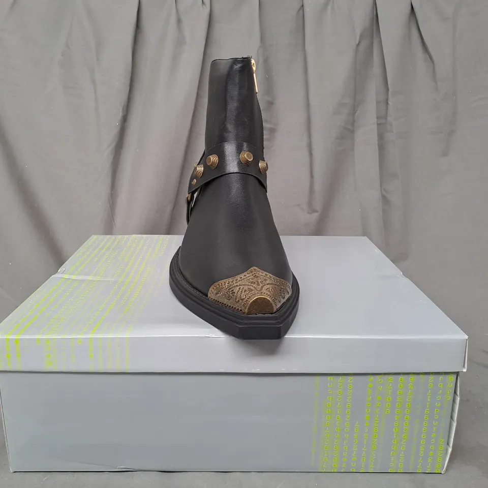 BOXED PAIR OF KOI SOUL RENDER COWBOY BOOTS IN BLACK/BRONZE EFFECT UK SIZE 10