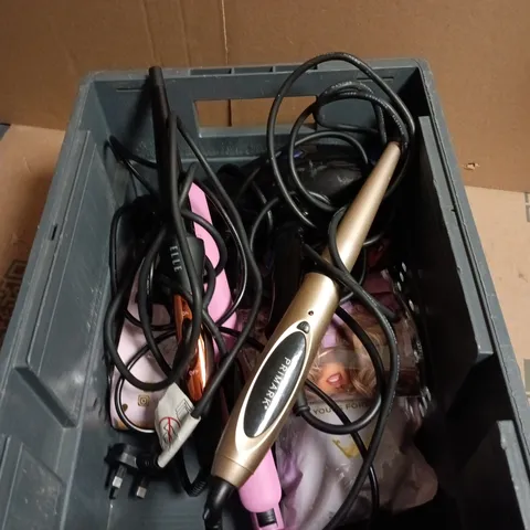 APPROXIMATELY 6 ASSORTED ITEMS INCLUDING HAIR EXTENSION AND PRIMARK HAIR STYLER 