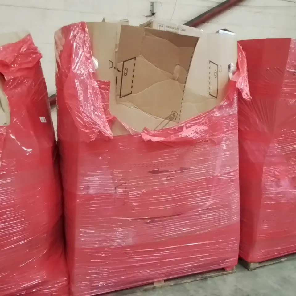 PALLET OF ASSORTED ITEMS TO INCLUDE: FOLDABLE MINI WASHER, TOILET SEAT WITH FRAME, PEPPA PIG TOY, CHRISTMAS TRAIN SETS, MAT, PROTECTIVE GOWNS ECT