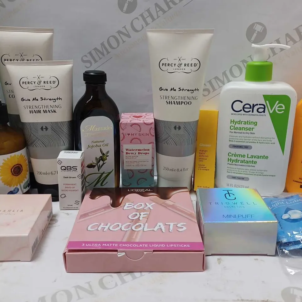 LOT OF APPROX 10 ASSORTED BEAUTY PRODUCTS TO INCLUDE L'OREAL ELVIVE SHAMPOO, CERA VE HYDRATING CLEANSER, TRIGWELL MINI PUFF, ETC 