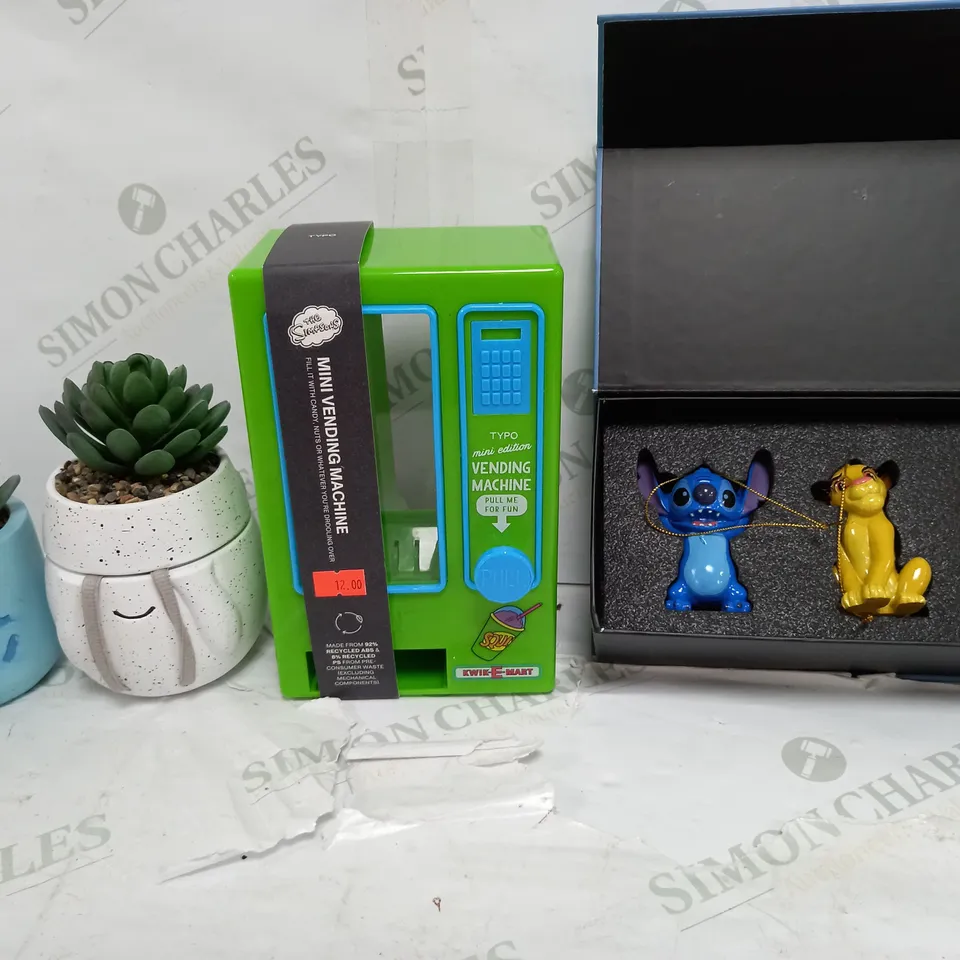 BOX OF APPROXIMATELY 15 ASSORTED ITEMS TO INCLUDE PLANT DECORATION, DISNEY ORNAMENTS, TOY VENDING MACHINE ETC