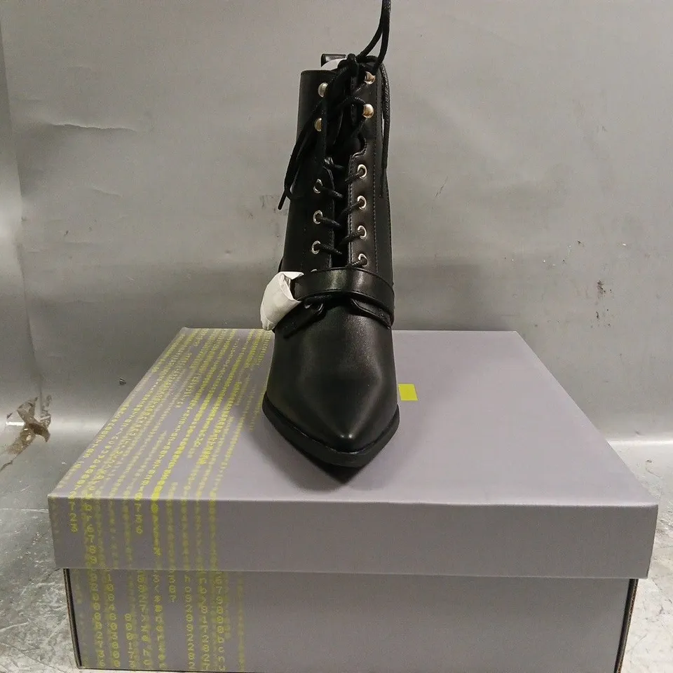 BOXED PAIR OF KOI HAWK POINTED COWBOY BOOTS IN BLACK SIZE UK 4
