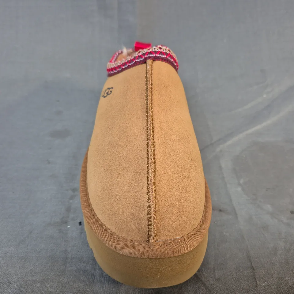 BOXED PAIR OF UGG SHOES IN CHESTNUT UK SIZE 6