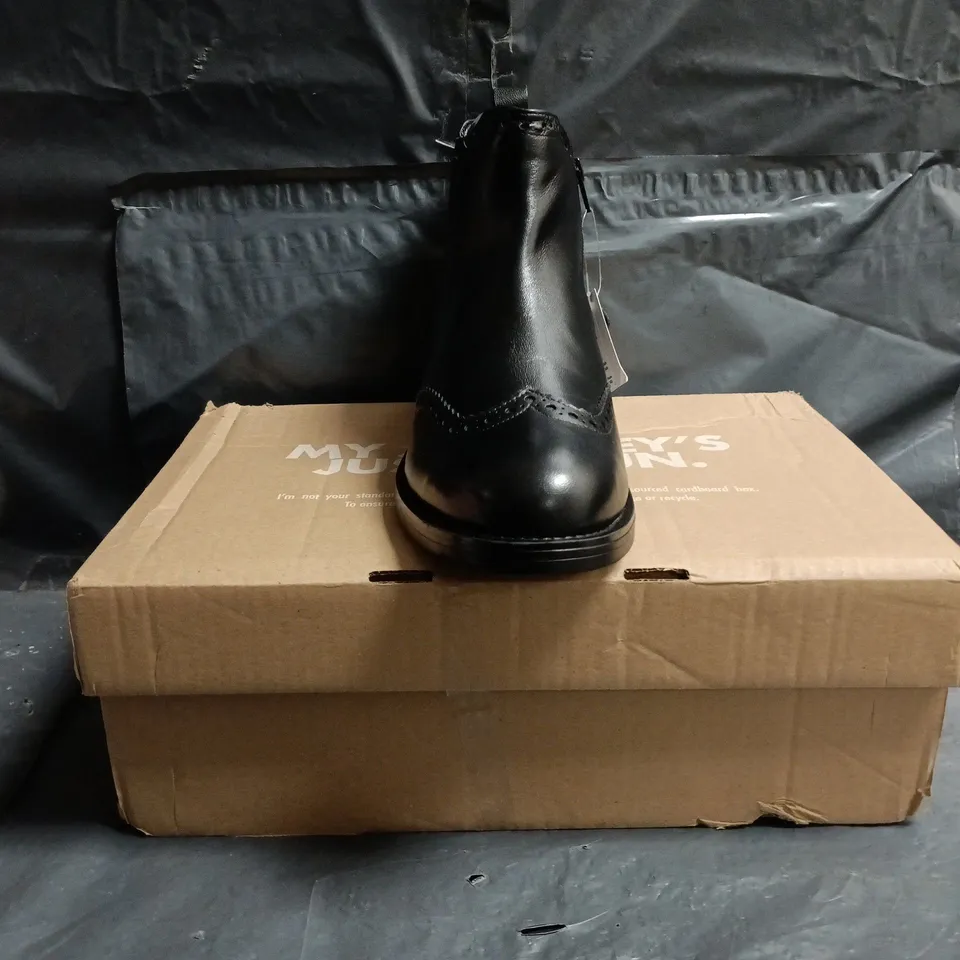 BOXED PAIR OF JD WILLIAMS SIDE-ZIP ANKLE BOOTS IN BLACK SIZE UK 8
