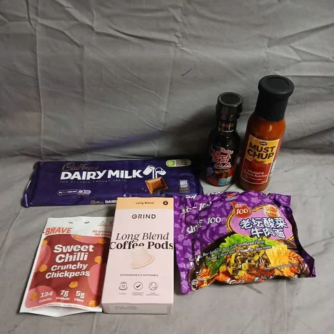 APPROXIMATELY 10 ASSORTED FOOD/DRINK PRODUCTS TO INCLUDE GRIND COFFEE PODS, DAIRY MILK BAR, MUST-CHUP SAUCE ETC 