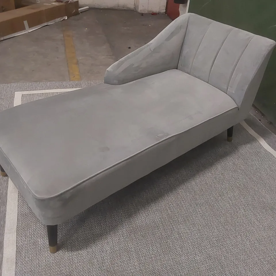 QUALITY EX-SHOWROOM CHAISE LONGUE UPHOLSTERED IN SOFT GREY FABRIC 