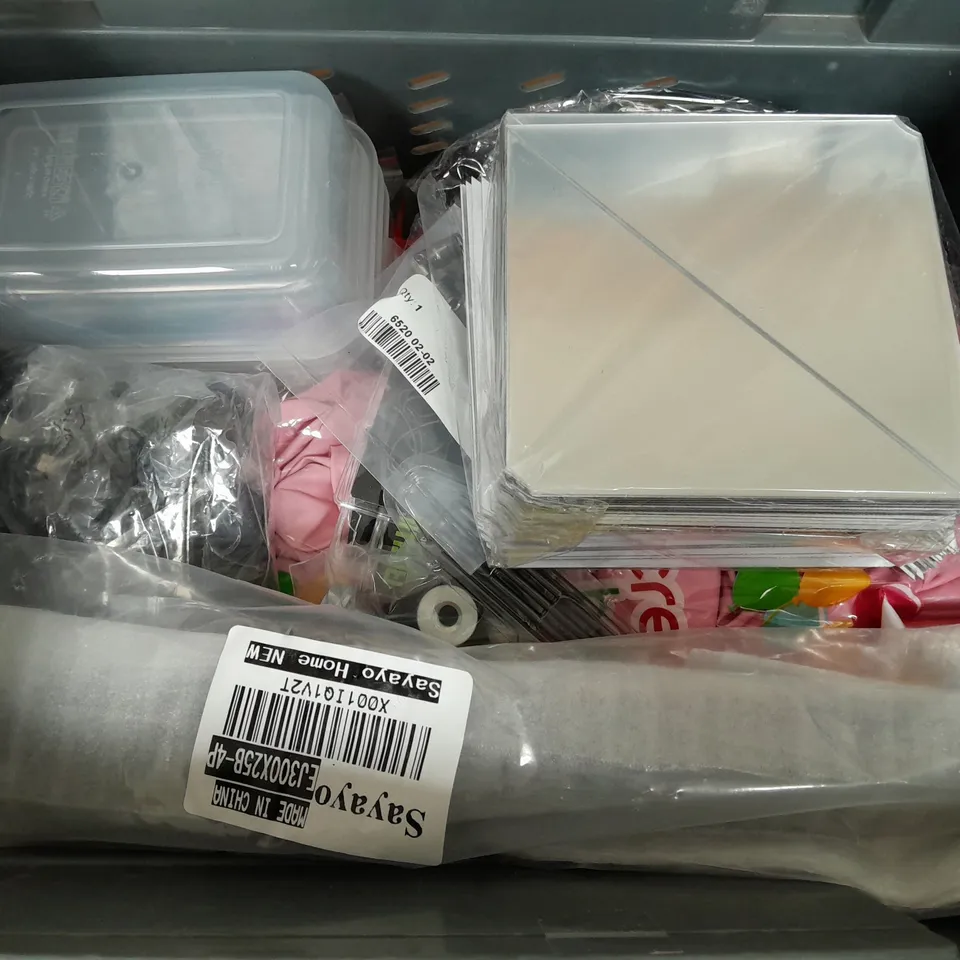 BOX OF APPROXIMATELY 11 ASSORTED ITEMS TO INCLUDE - FAN , BALLOONS , ULTRALIGHT SOOTHER ETC