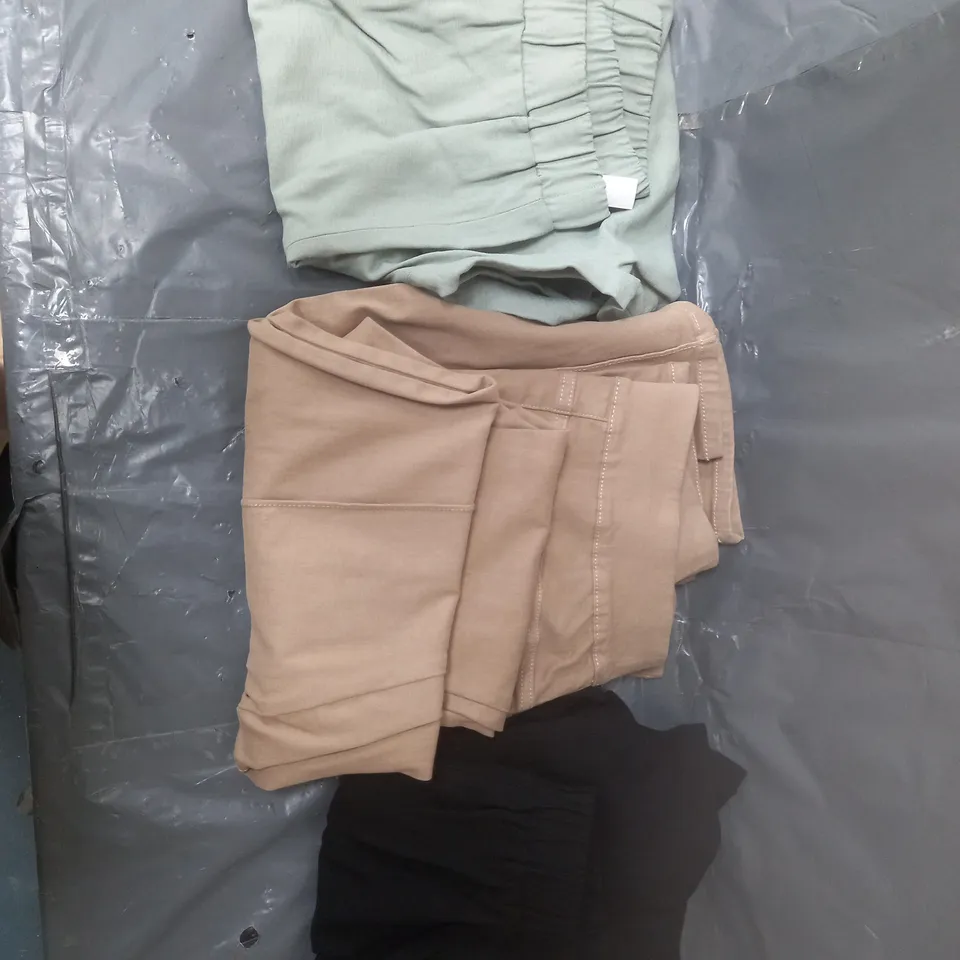 BOX OF APPROXIMATELY 10 ASSORTED CLOTHING ITEMS