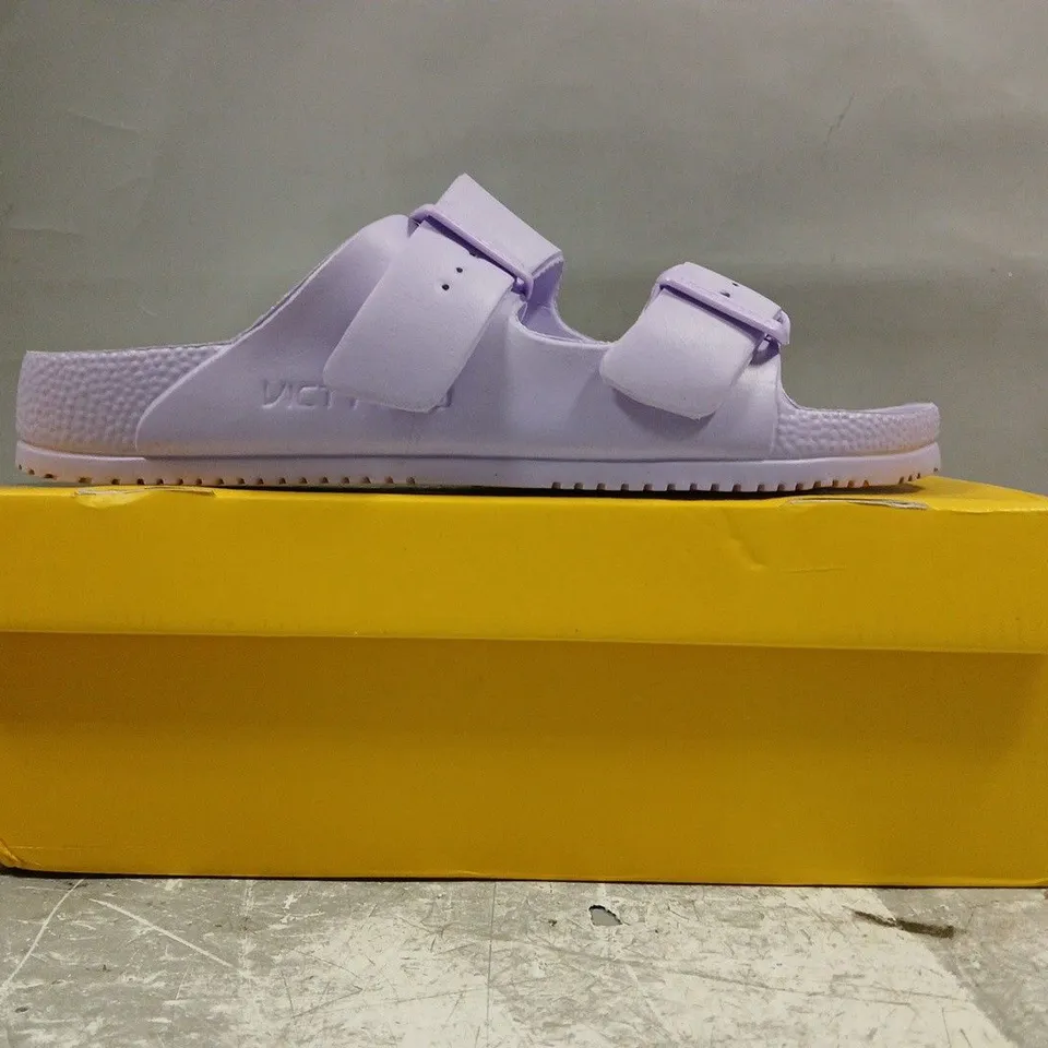 BOXED PAIR OF VICT POPU OPEN TOE SANDALS IN LILAC SIZE EU 39