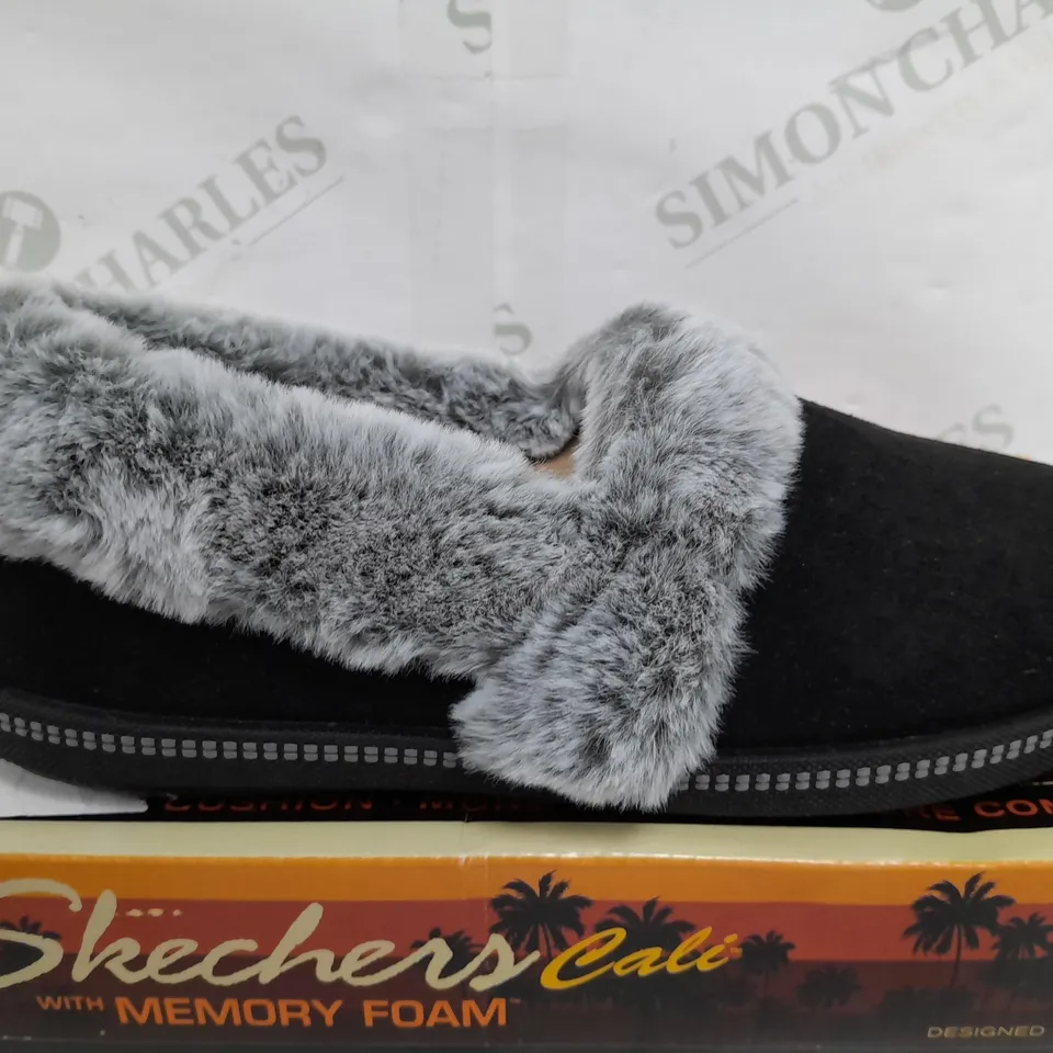 BOXED PAIR OF SKECHERS CALI SLIPPERS IN BLACK/GREY - UK 4