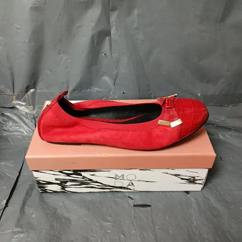 BOXED PAIR OF MODA IN PELLE FELICITY PATENT ROUND TOE BALLERINA SHOES IN RED SIZE 7