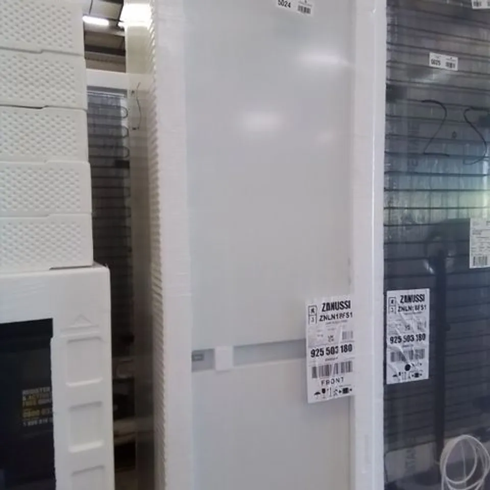 ZANUSSI SERIES 40 LOW FROST INTEGRATED 70/30 FRIDGE FREEZER Model ZNLN18FS1 RRP £517