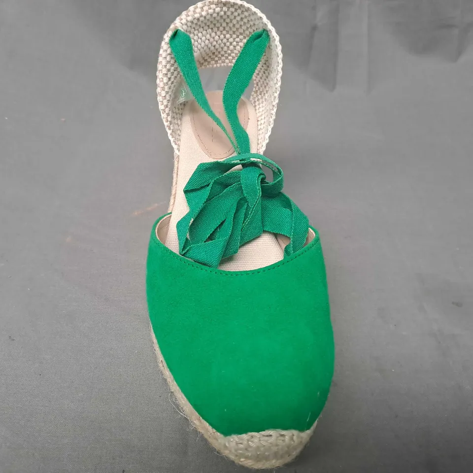 BOXED PAIR OF BODEN CLOSED TOE WEDGE SHOES IN GREEN EU SIZE 39