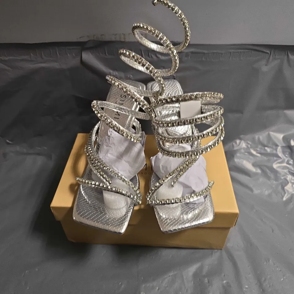 BOXED PAIR OF SIMMI'S LONDON SILVER SNAKE SHOE - UK SIZE 5