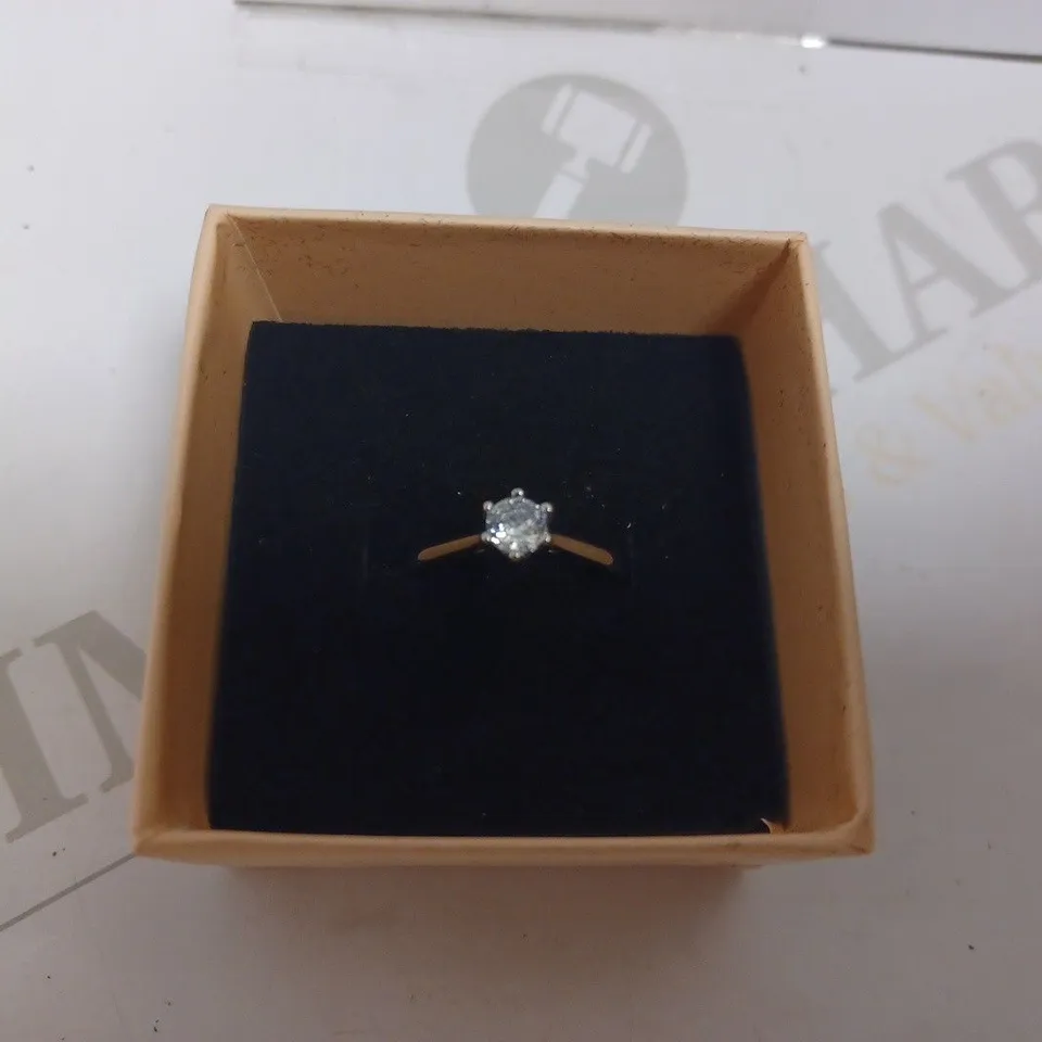 SILVER BAND RING WITH SMALL ROUND CUT STONE