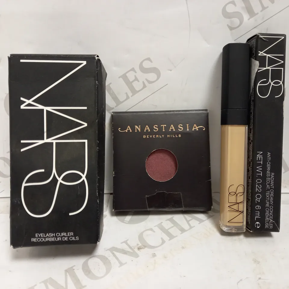 LOT OF 3 ASSORTED BEAUTY PRODUCTS TO INCLUDE NARS RADIANT CREAMY CONCEALER - LIGHT 2 NOUGATINE, NARS EYELASH CURLERS, ANASTASIA BEVERLY HILLS EYE SHADOW SINGLE EYESHADOW - SANGRIA