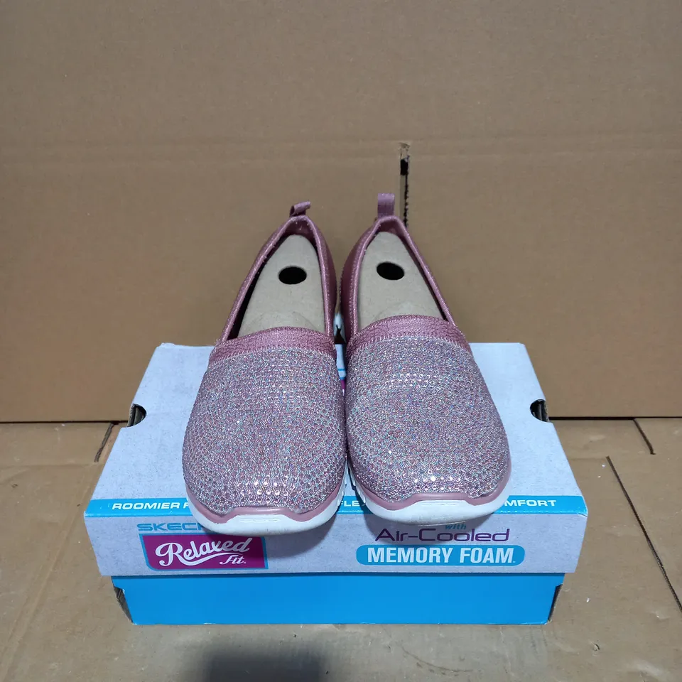 SKECHERS MAUVE SLIP ON SHOES - SIZE 5