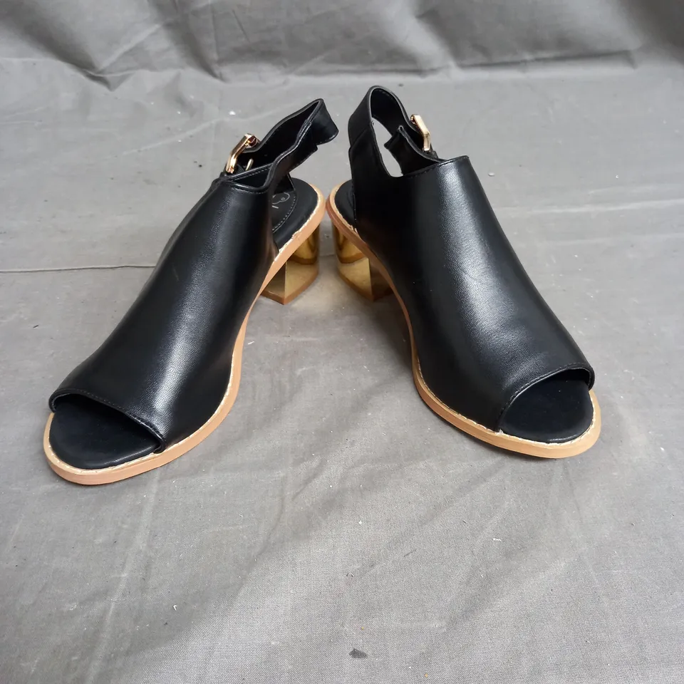 BOX OF APPROX 12 PAIRS OF KELSI OPEN TOE BLOCK HEEL SHOE IN BLACK/GOLD - VARIOUS SIZES