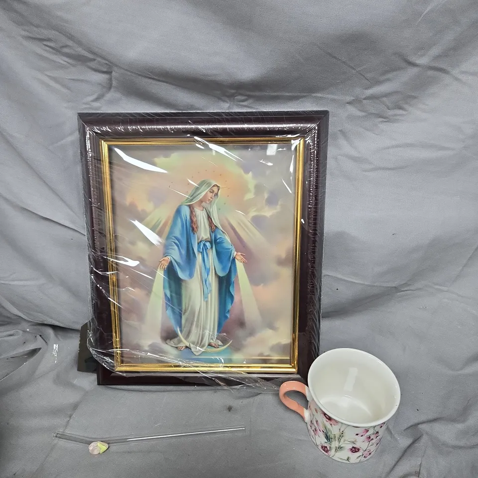 TOTE OF APPROXIMATELY 10 HOUSEHOLD ITEMS TO INCLUDE FRAMED PICTURE, MUGS AND PLATES