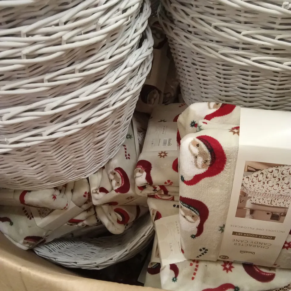PALLET TO CONTAIN A LARGE QUANTITY OF CHRISTMAS TREE SKIRTS AND CHRISTMAS DUVET COVER SETS