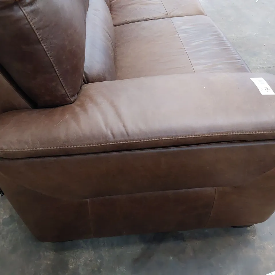 QUALITY ITALIAN DESIGNER LOUNGE SUITE, COMPRISING FIXED THREE SEATER SOFA & POWER RECLINING EASY CHAIR DISTRESSED CHESTNUT LEATHER 