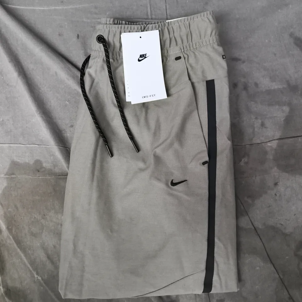 NIKE STANDARD FIT STRAIGHT LEG FULL LENGTH PANTS IN OLIVE SIZE MEDIUM