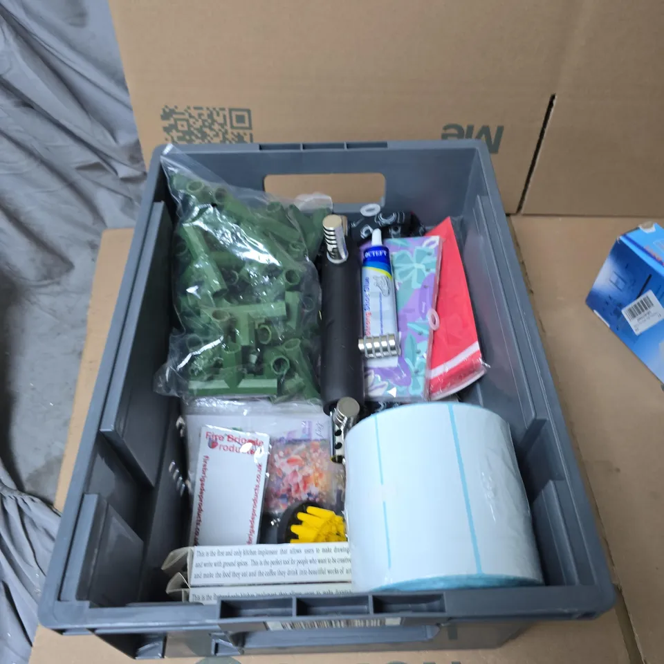 TOTE OF APPROXIMATELY 12 ASSORTED ITEMS TO INCLUDE: DING DONG DOORBELL