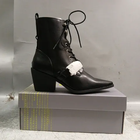 BOXED PAIR OF KOI HAWK POINTED COWBOY BOOTS IN BLACK SIZE UK 4