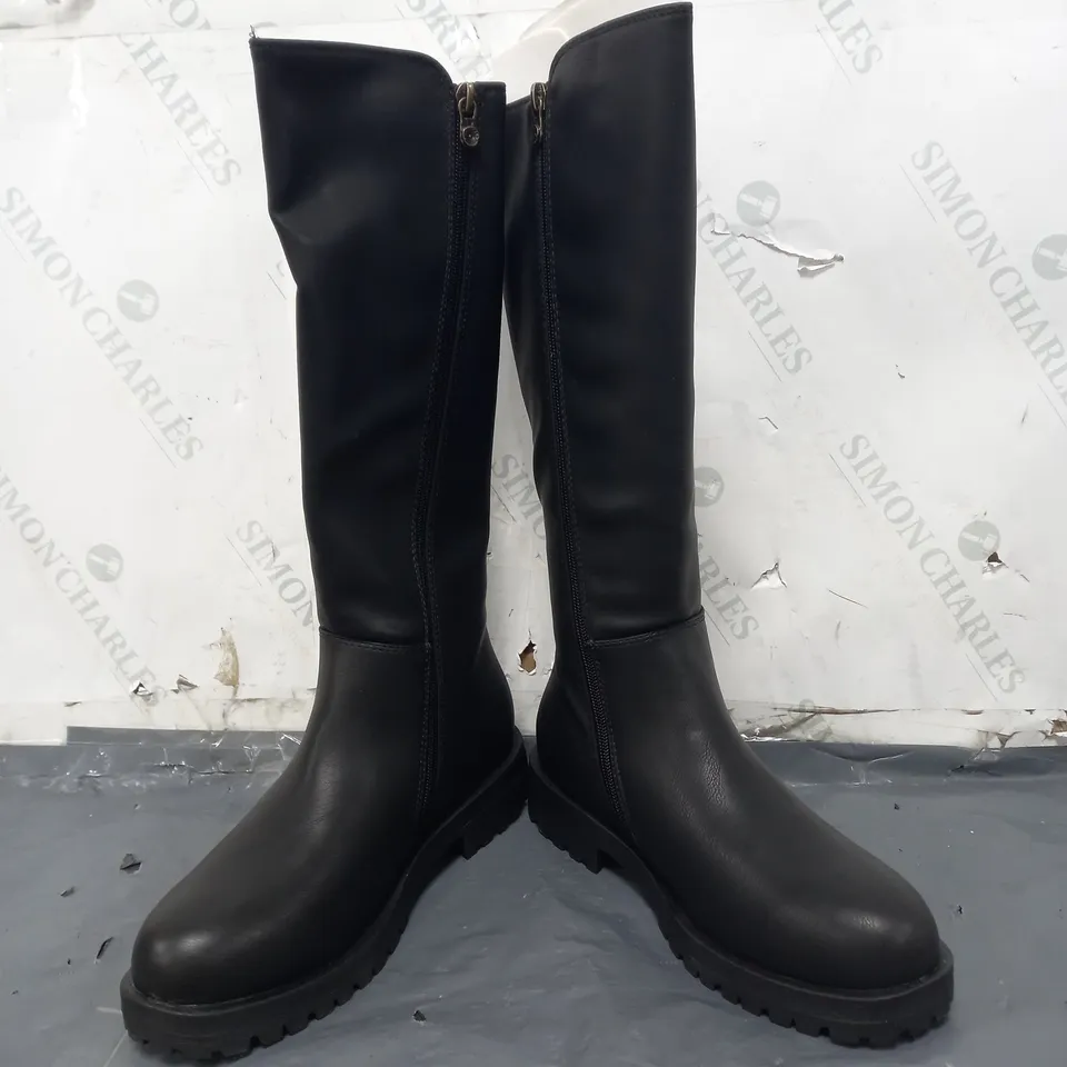 BOXED PAIR OF BLOWFISH MALIBU KNEE-HIGH BOOTS IN BLACK SIZE 6