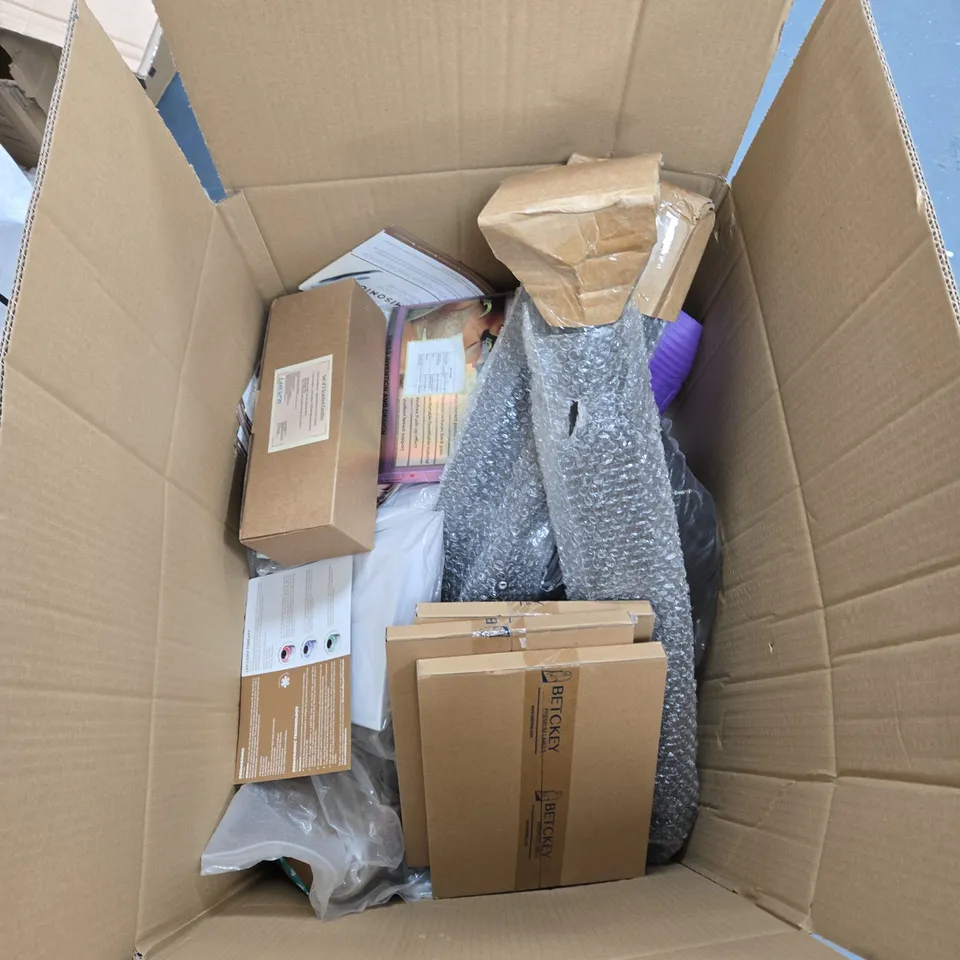 BOX OF APPROXIMATELY 14 ASSORTED ITEMS TO INCLUDE: BLOWOUT BRUSH AND HULA HOOPS 