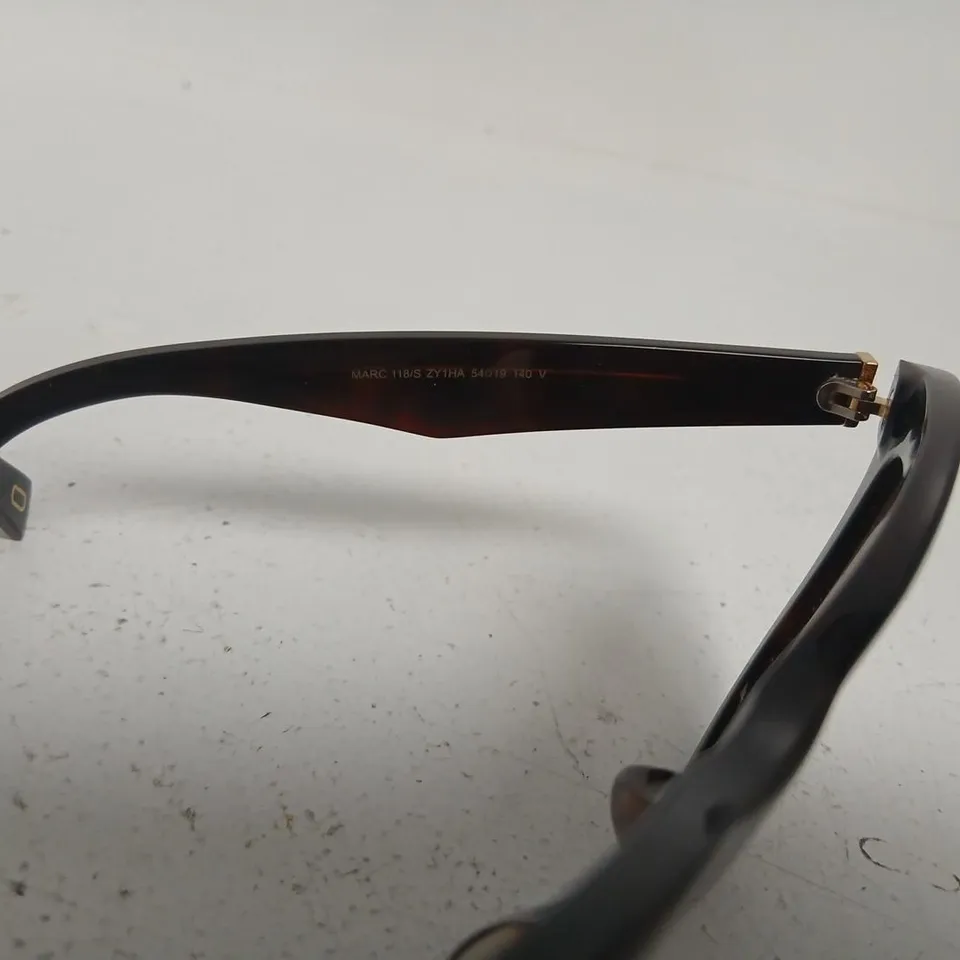 MARC JACOBS SUNGLASSES – BLACK TORTOISESHELL FRAME WITH BROWN GRADIENT LENSES