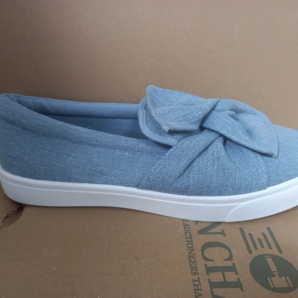 FITTED TWIST BOW DENIM TRAINER - SIZE 8E