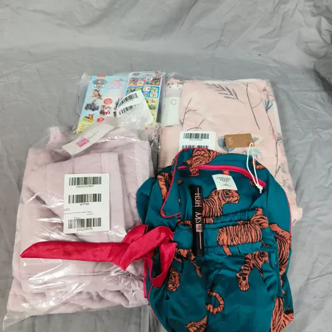 BOX OF APPROXIMATELY 10 ASSORTED HOUSEHOLD ITEMS TO INCLUDE - CHELSEA PEERS KIDS PYJAMAS - VERY HOME VELVET PILLOW COVERS - DUVET SET - ETC