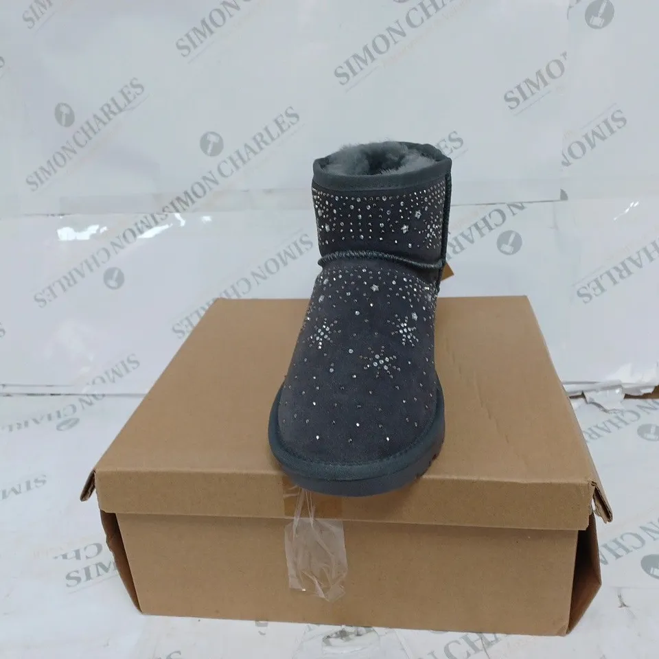 BOXED BONOVA HANDMADE LIGHT GREY BOOTS- SIZE 9 