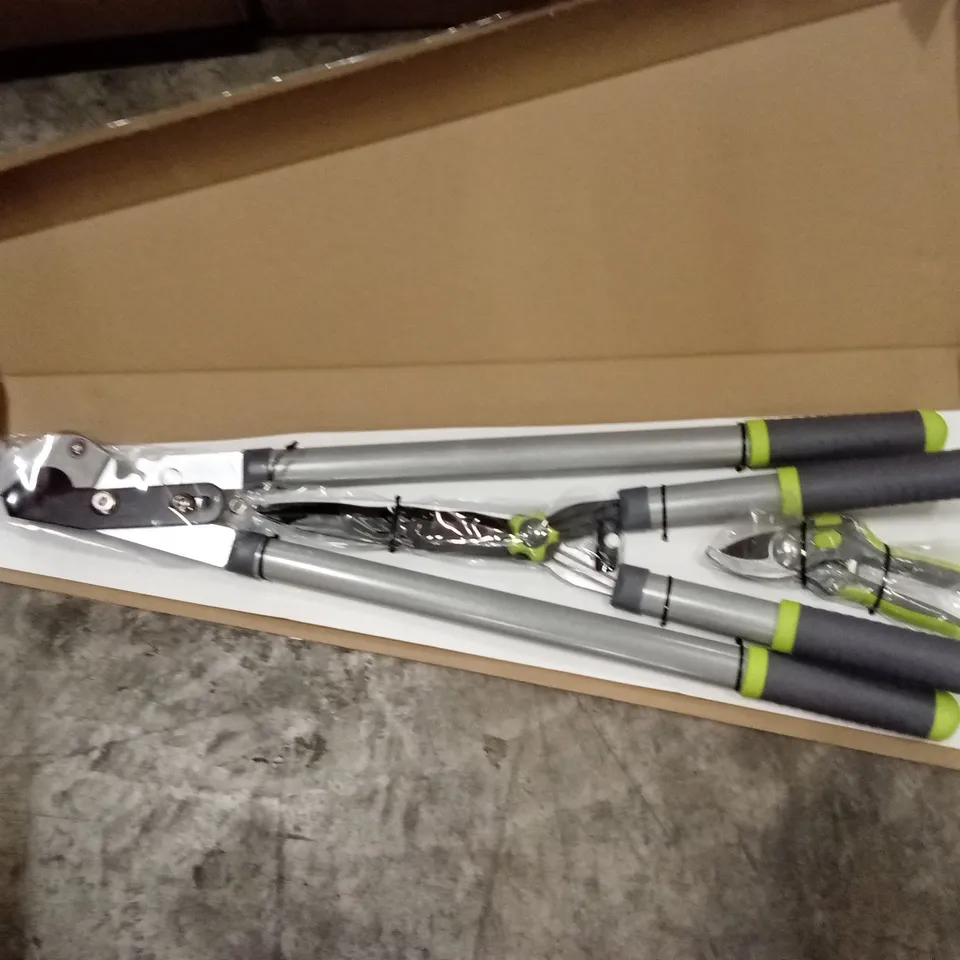PALLET OF ASSORTED HOUSEHOLD GOODS AND PRODUCTS TO INCLUDE; A VERY LARGE QUANTITY OF GARDEN TOOLS, AIR COOLER, CEILING FAN LIGHT ETC