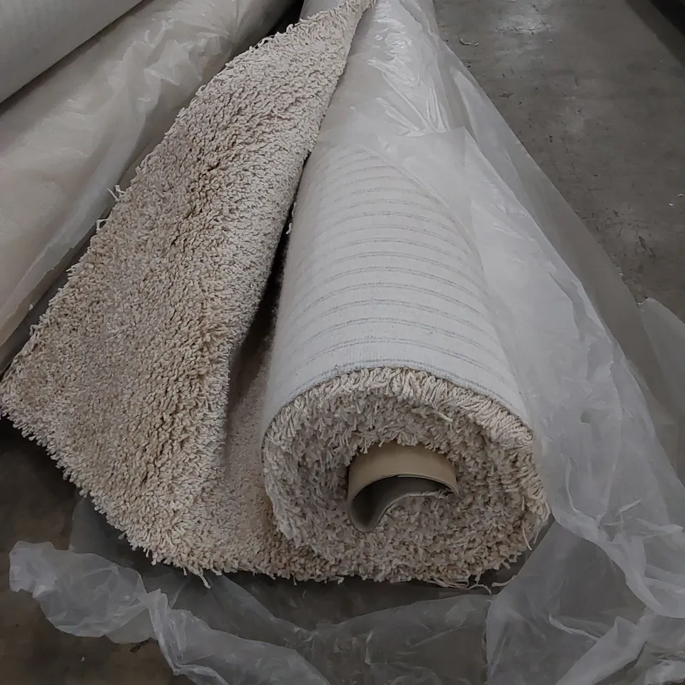 ROLL OF QUALITY SHAGGY EXCLUSIVE ALABAMA CREAM CARPET // SIZE: APPROXIMATELY 4.5 X 4m