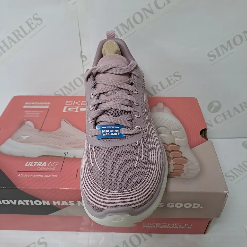 BOXED PAIR OF SKETCHERS GO WALK 6 WOMEN'S SHOES // SIZE: 6.5 UK